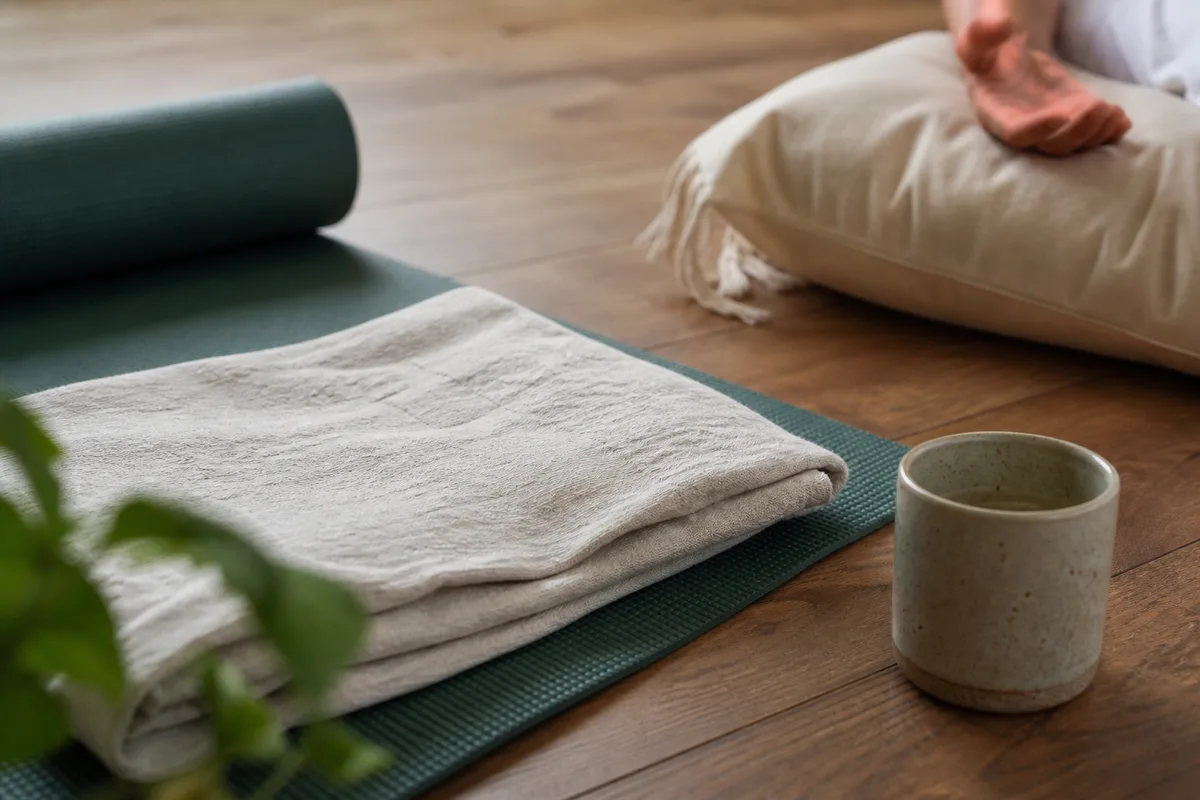 Personne assise en tailleur pratiquant une respiration lente pour apaiser le stress